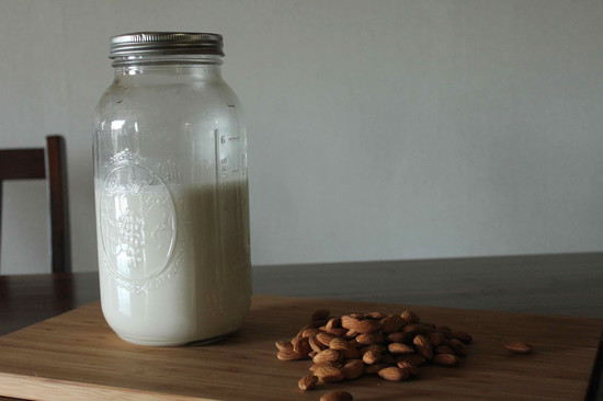 almond_milk1.jpg