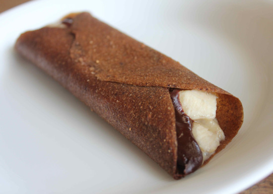 チョコバナナクレープを包んだところ